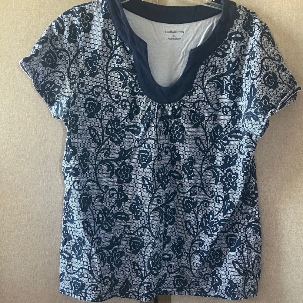 FINAL MARKDOWN Croft & Barrow Women's Blue Floral Top xl